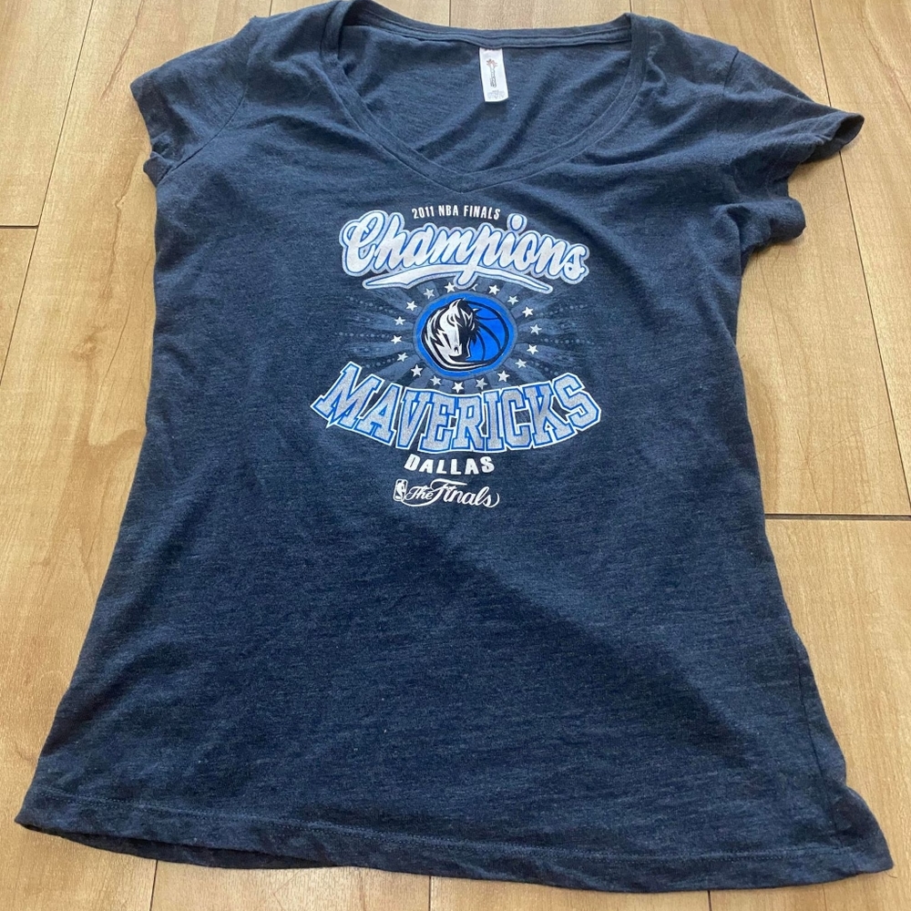 5th & Ocean Clothing Dallas Mavericks 2011 NBA Finals Shirt, Womens XL